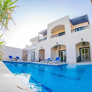Royal Pool View Louxor